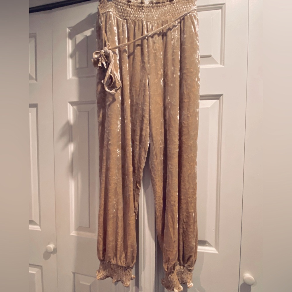 Brand new NWT! Golden tan crushed velour jogger style pants size Large